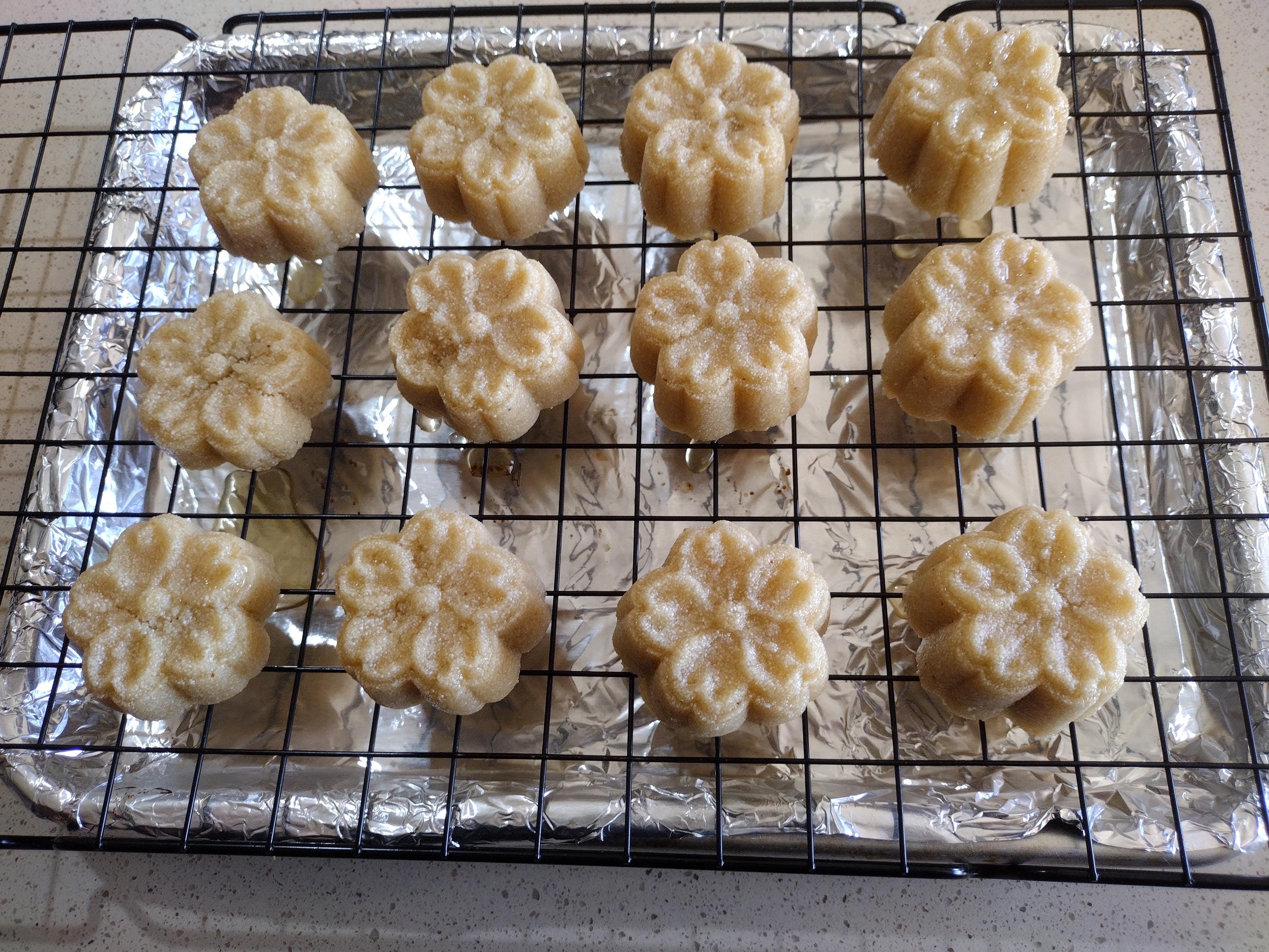 Makrout Laassel aka Semolina Eid Cookies with Almond filling !!!